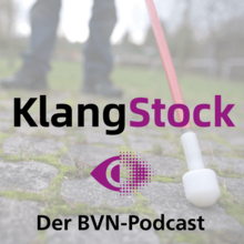 Das Logo von Klangstock - der BVN-Podcast. Im Hintergrund ist ein Langstock zu sehen, der auf Kopfsteinpflaster geführt wird.